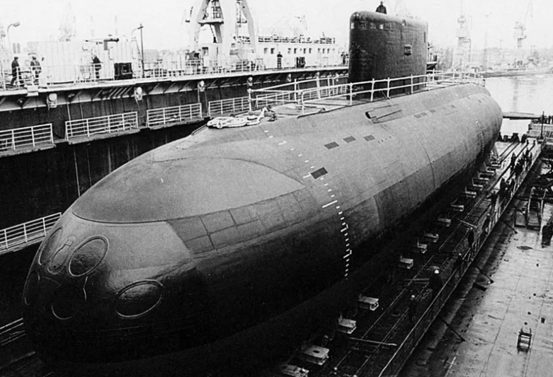 На строительство корабля ушло 5 лет. Это была уникальная конструкция, оснащенная ядерным вооружением и рекордной возможностью погружения в воду на 1027 метров.