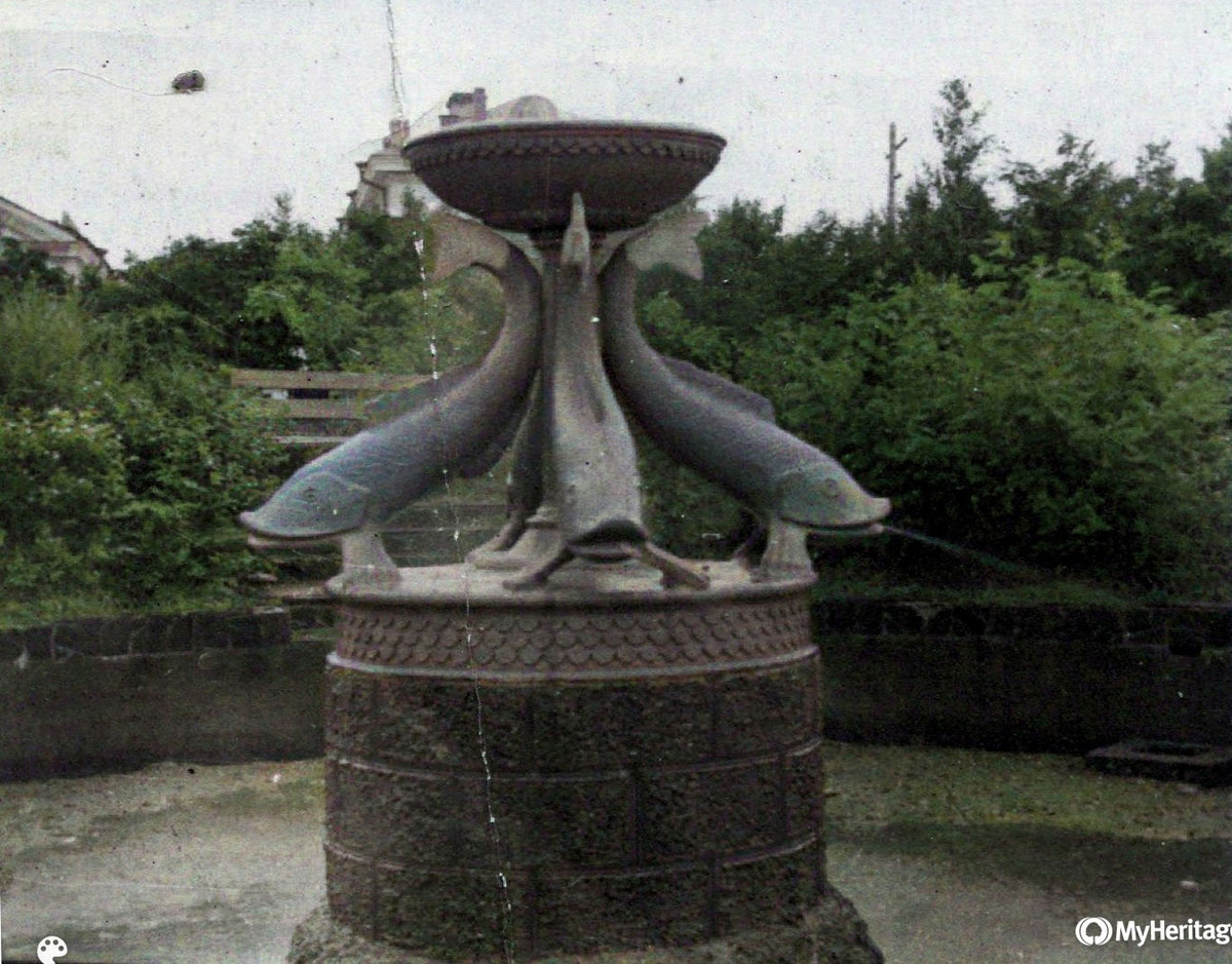 Фонтан у музея Южно–Сахалинска (утрачен в начале 1970-х). Цвета восстановленные