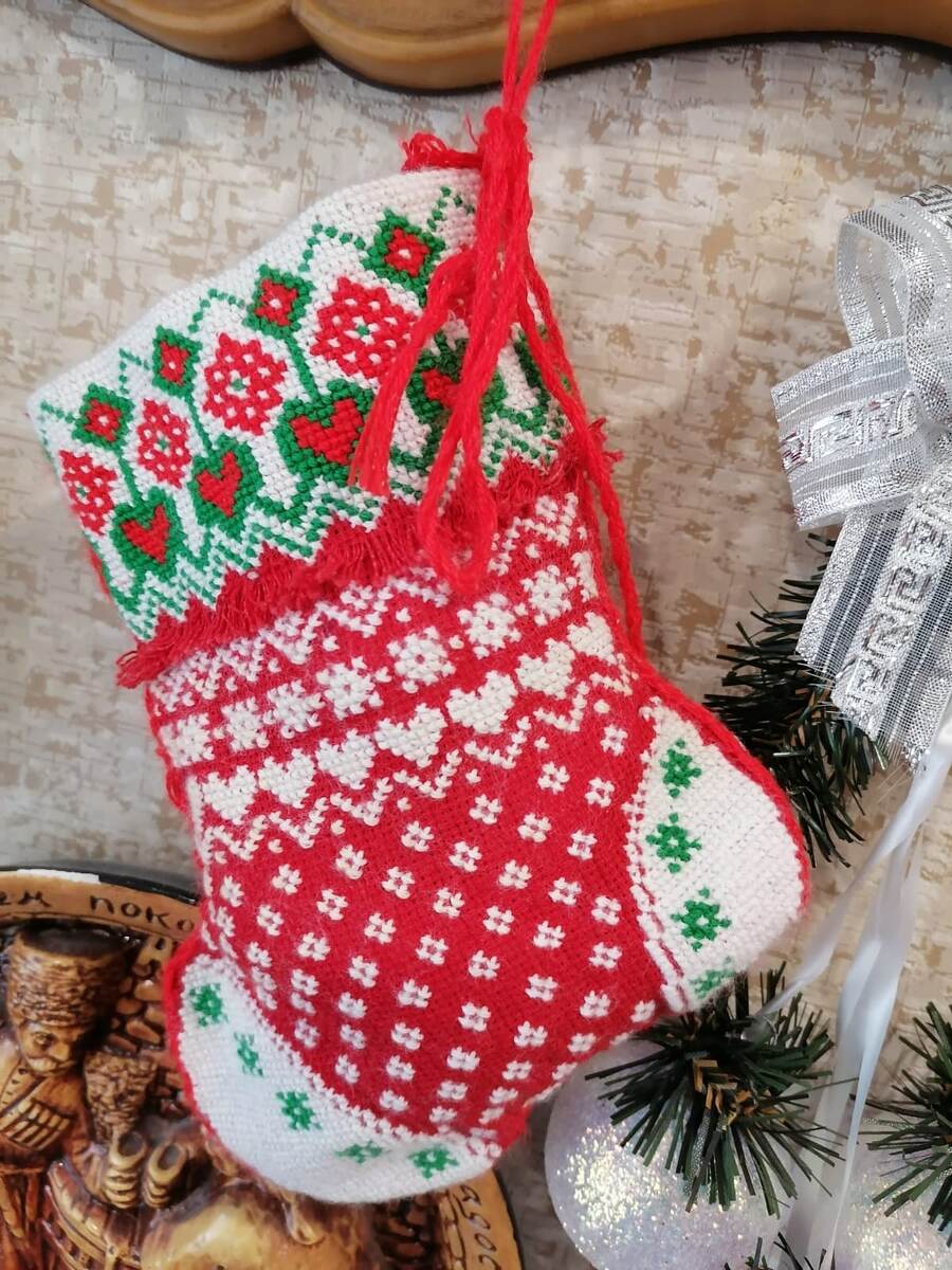 Вышитый рождественский носочек.
