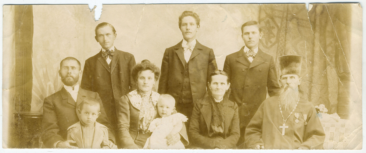 Семья священнослужителей Добромысловых. Справа в первом ряду — Поликарп Михайлович Добромыслов, священник Никольской церкви в Ижевском. По центру во втором ряду — его сын Василий. Начало XX века. Фото Ивана Филатова