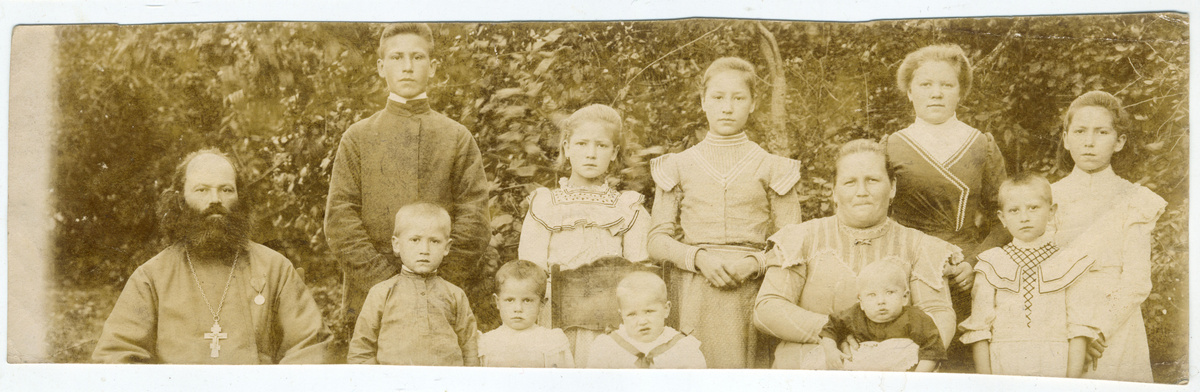 Семья священника Покровской церкви в Ижевском Фёдора Преображенского (слева с первом ряду). Конец XIX – начало XX века. Фото Ивана Филатова
