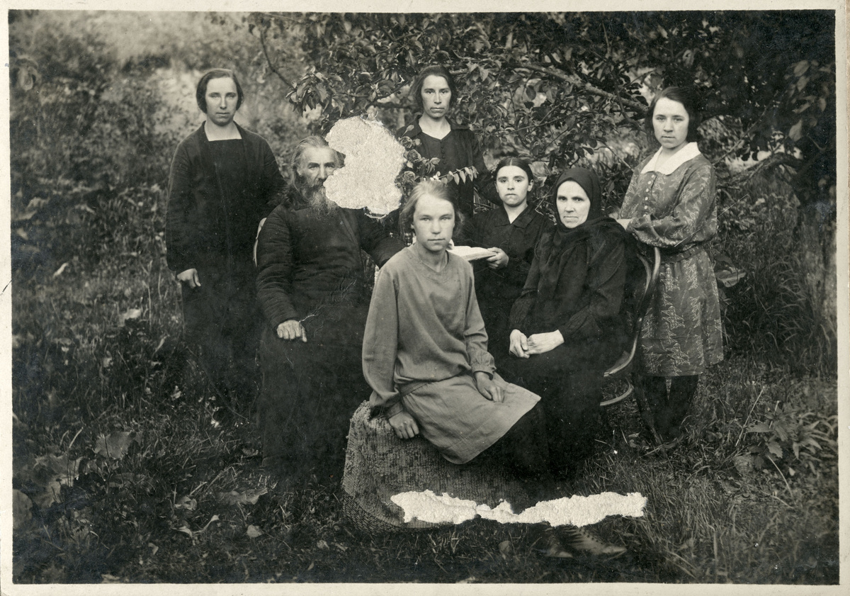 Семья дьякона Никольской церкви Василия Сахарова (второй слева). Предположительно, 1920-е. Фото Ивана Филатова