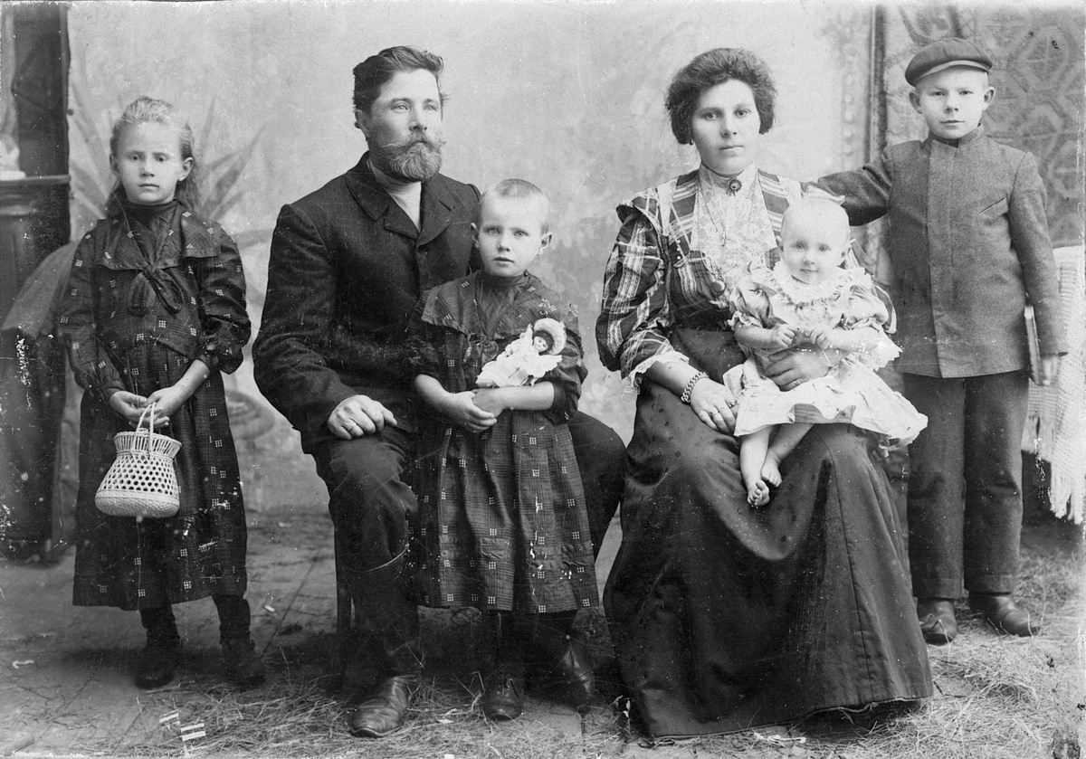 Семья крестьянина Петра Михайловича Уткина (второй слева). Ижевское, начало XX века. Фото Ивана Филатова