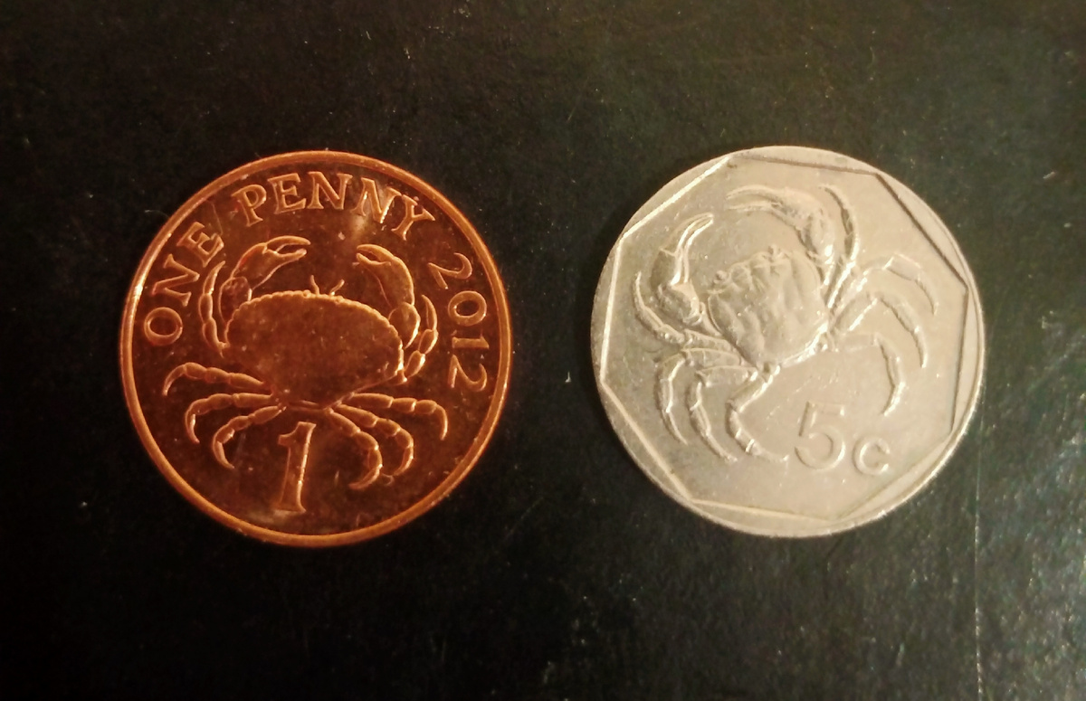 1 пенни 2012г Гернси (слева) и 5 центов 1991г Мальта (справа).