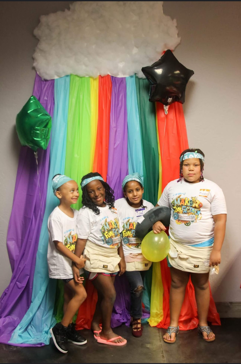 Это фото с детьми на фоне флага о многом говорит