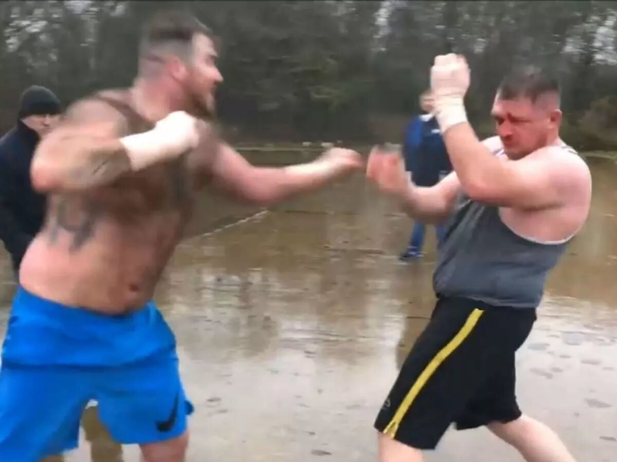 Бой на "голых кулаках" - одно из популярных развлечений  тревеллеров.