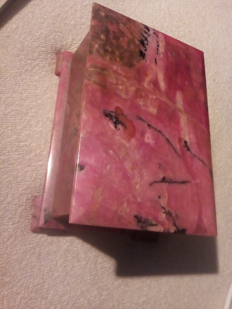 Крышка бита-клеена и одной ножки нет...   