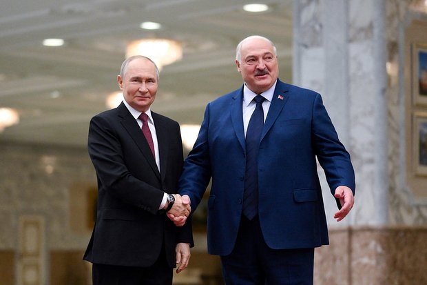    Президент России Владимир Путин и президент Белоруссии Александр Лукашенко перед заседанием Высшего государственного совета Союзного государства в Минске, Белоруссия, 6 декабря 2024 года. Фото: Grigory Sysoyev / Sputnik / Reuters