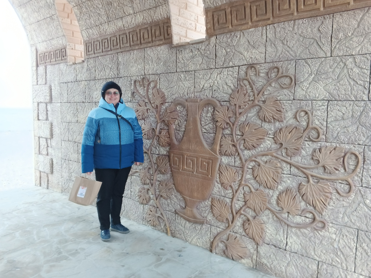 Женя и амфора с виноградной лозой. Ну и меандр, куда же без него. Фоито Галины Малышевой.