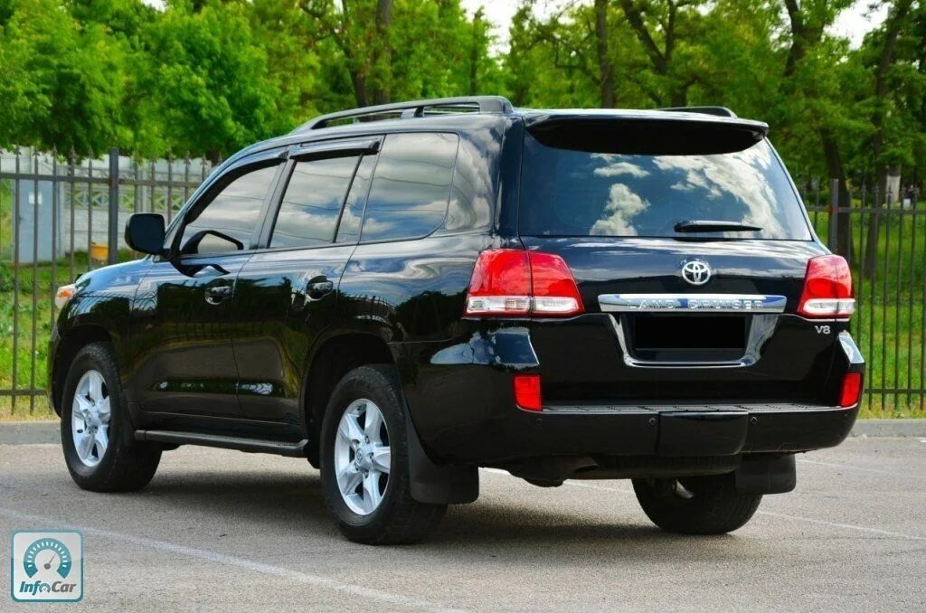 Впечатления Снова все здравствуйте! Этот отзыв я пишу уже четвертый. В отзыве про УАЗ Патриот я писал, что хотел купить ЛК Прадо, но 1 млн. 200 тыс. не готов был отдать. Теперь же, будучи на волне финансового (относительно) успеха, смог осуществить свою давнюю мечту - Land Cruiser 200. Немного эмоций. Машина, как говорится, для людей! Для меня - идеальный автомобиль. Экстерьер, как и интерьер, мне очень нравится. Тойота Ленд Крузер 200 - настоящий, брутальный, харизматичный, самодостаточный автомобиль. Подвеска отрабатывает все неровности... Да что там отрабатывает? Крузер их просто выравнивает и не замечает! Все ямы, ухабы и кочки сглаживает. В салоне ни одного волнующего меня скрипа (машине 9 лет). Музыка очень хорошая (я не меломан). Никогда не верил в то, что якобы на дороге подобные машины пользуются диким уважением, их пропускают чуть ли не на красный свет, а когда они едут по встречке, им там уступят дорогу и не пикнут. Я, конечно же, утрирую, но все же. Так как лично я на любом авто и с любым авто вел себя как подобает ситуации. Никогда никому не давал поблажек на дороге, будь то Крузер или Гелендваген, если они реально наглеют или тупят. Единственное тут у нас авто, которое пользуется уважением, и пропускают всегда, все и везде - БелАЗ! Кто знает - тот поймет, почему.