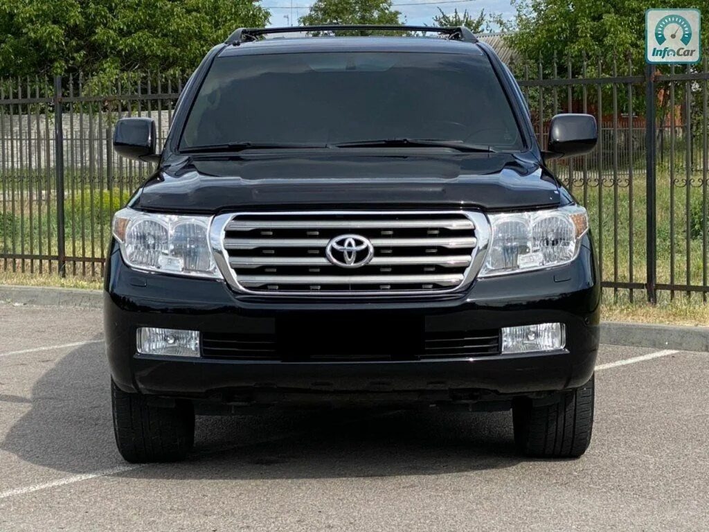 Кузов:Число дверей/мест	5/7Длина, мм	4950Ширина, мм	1970Высота, мм	1950Дорожный просвет, см	22,5Объем багажника, л	259/1267Тип кузова	Внедорожник Двигатель:Мощность двигателя, л.с.	288Тип двигателя	БензиновыйОбъём двигателя, л	4.7ТрансмиссияКоробка передач	АКПП 5-ступ.Привод	Полный привод (4х4) Эксплуатационные характеристики:Время разгона 0-100 км/ч, с	9.5Максимальная скорость, км/ч	200 Расход топлива:В городском цикле	19В загородном цикле	11,7В смешанном цикле	14,4