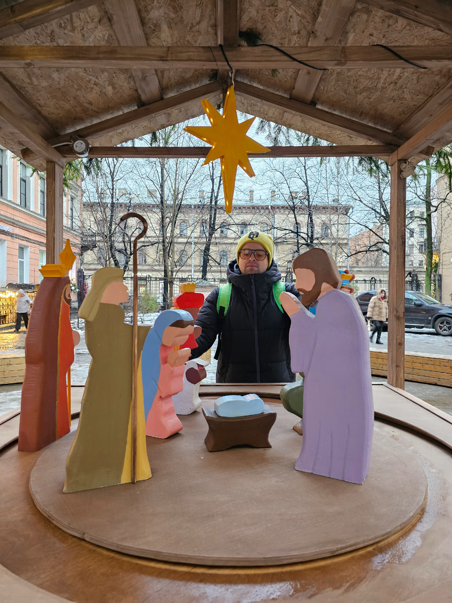 Перед входом в церковь размещена такая вот композиция ( можно покрутить и посмотреть сюжет Рождество 🎄). 