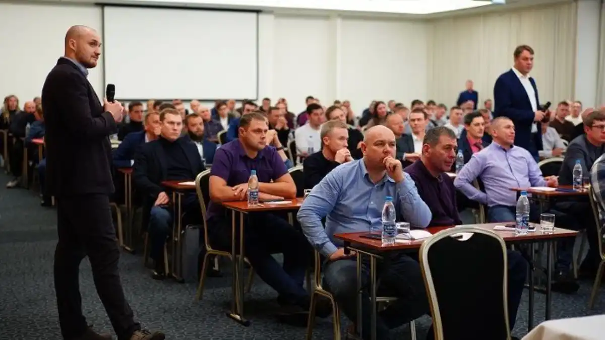 Фото: kirovets-ptz.com / пресс-служба Петербургского тракторного заводаСервисная конференция на Петербургском тракторном заводе