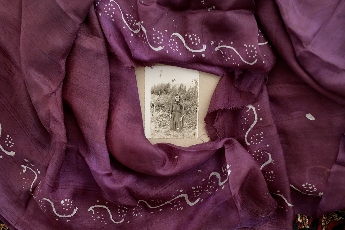 Прабабушка Таисии Заидат Гусейнова и принадлежавший ей фиолетовый платок. Фото: Мадина Гаджиева 