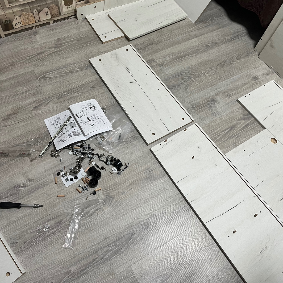 Разложили все на полу