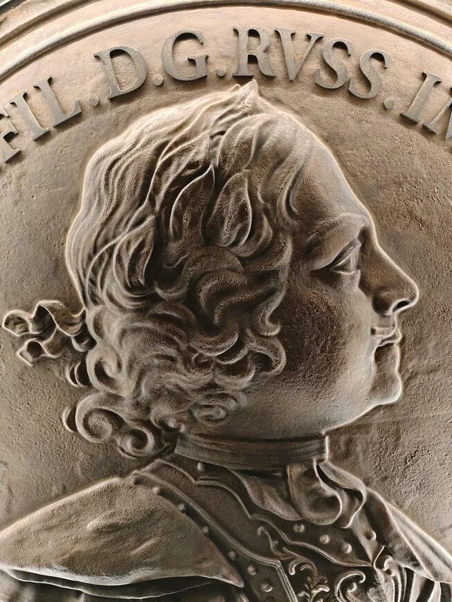 Барельеф с профилем Императора Петра I