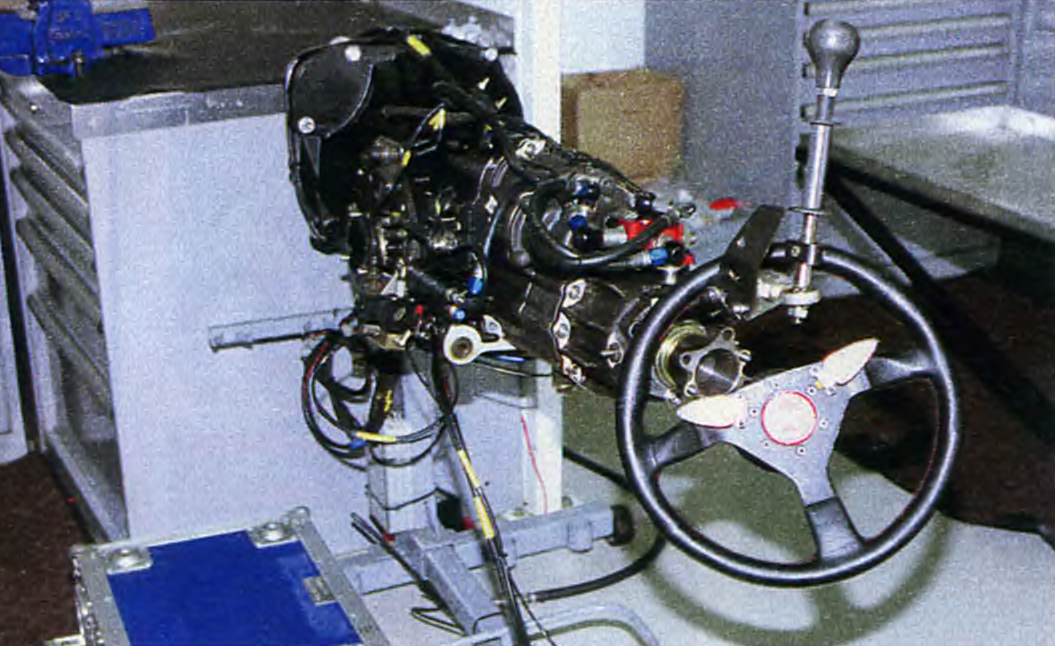 Главные герои текста – на фото: руль с кнопками и КПП с дополнительным блоком