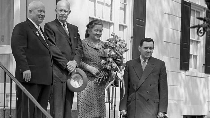 Нина Петровна Кухарчук-Хрущёва стала первой из жён советских лидеров. постоянно сопровождавших своего супруга во всех поездках. в том числе – и в заграничных. Очевидцы говорят. что при этом она всегда вела себя очень скромно, стараясь всегда оставаться в тени. Фото: img.gazeta.ru