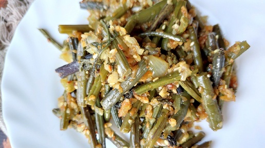 салат из папоротника с овощами и кунжутом