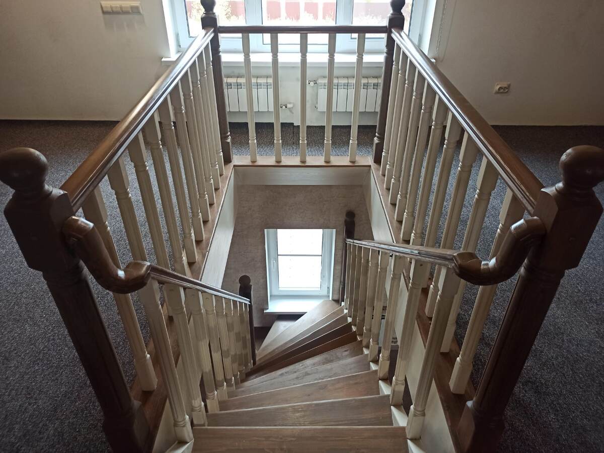 Деревянная поворотная лестница