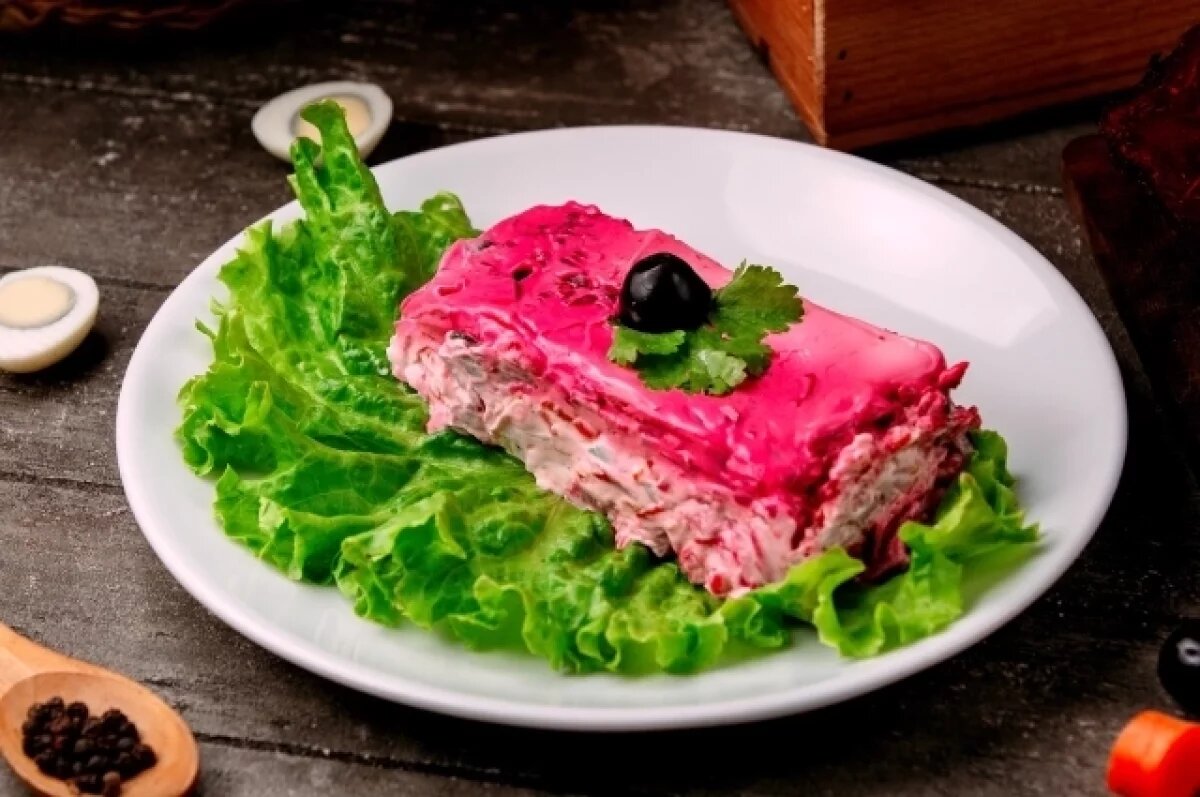    Украшать салат можно по желанию.