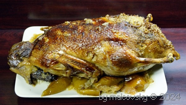 Утка с гречкой и яблоками в духовке