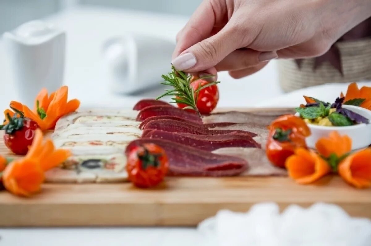    Новогодний стол - простор для экспериментов.