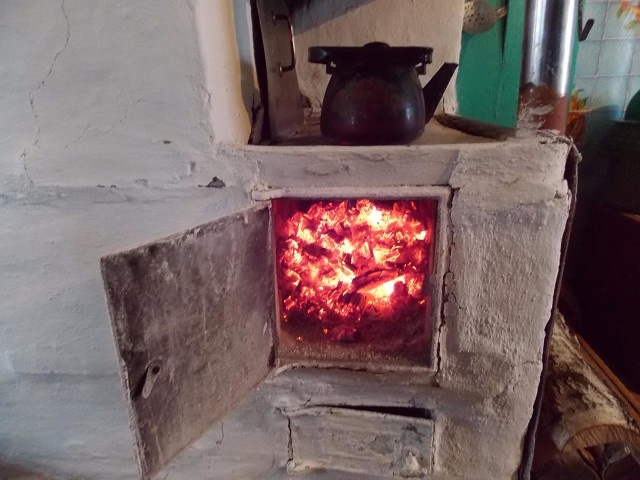 Вот такая примерно и была там печка. Ну и поддувало традиционное с дверкой. Это из сети фото.