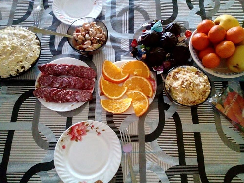 Примерно такой скромный праздничный стол накрываю