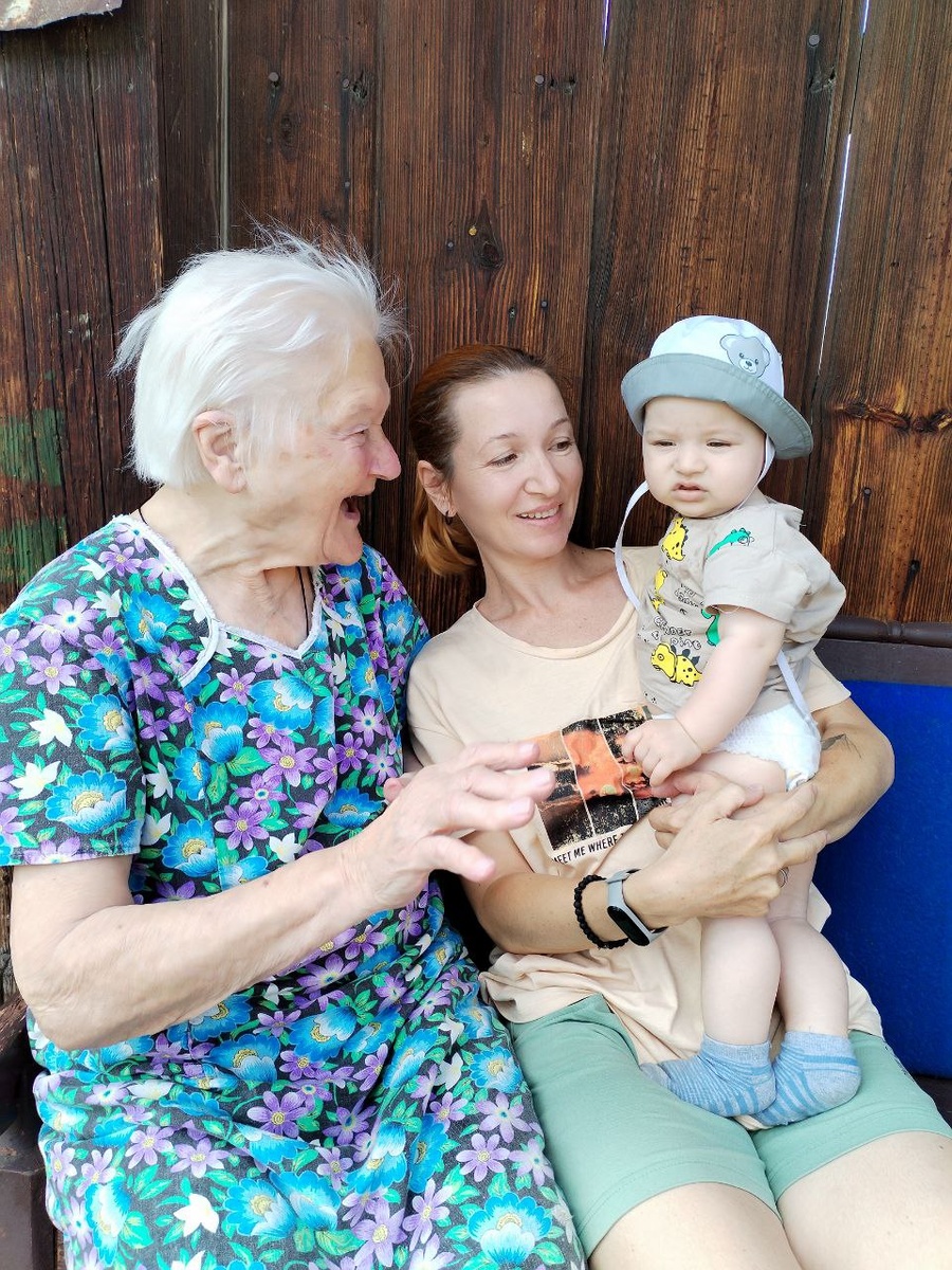 Моя бабуля - 98 лет, пять правнуков!!!!! Самый позитивный человек на свете, спасибо ей за оптимизм и способность видеть в жизни прекрасное!