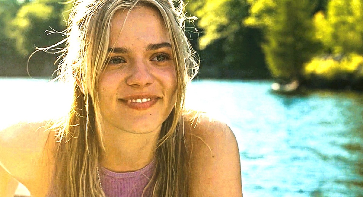 девушка по имени Эллиотт, дочь фермера (актриса Maisy Stella)