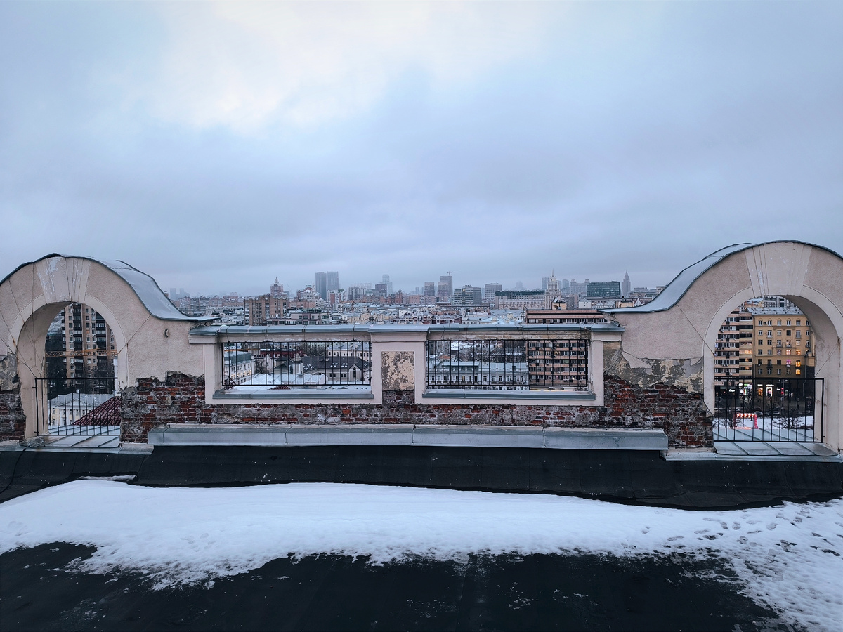 На крыше первого столичного небоскрёба. Гнездниковский переулок, дом 10. Все фото автора статьи.