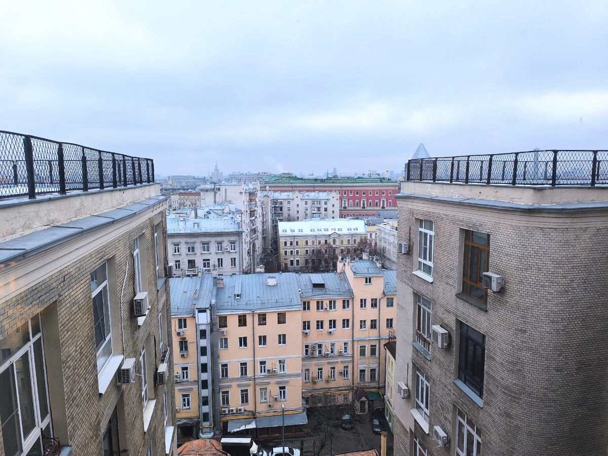 Вид из панорамного окна в редакции журнала "Вопросы литературы", расположенной на 10 этаже Дома Нирнзее.