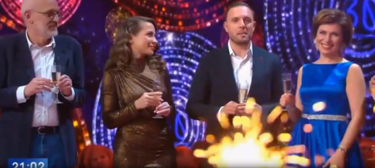 Ведущие шоу. Фото: скриншоты эфира Первого канала от 31.12.2024 (Новогодняя ночь)