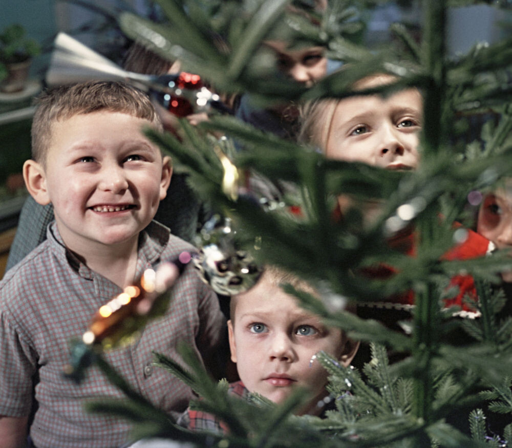 Дети у новогодней елки, 1966 год. Фото М. Муразова