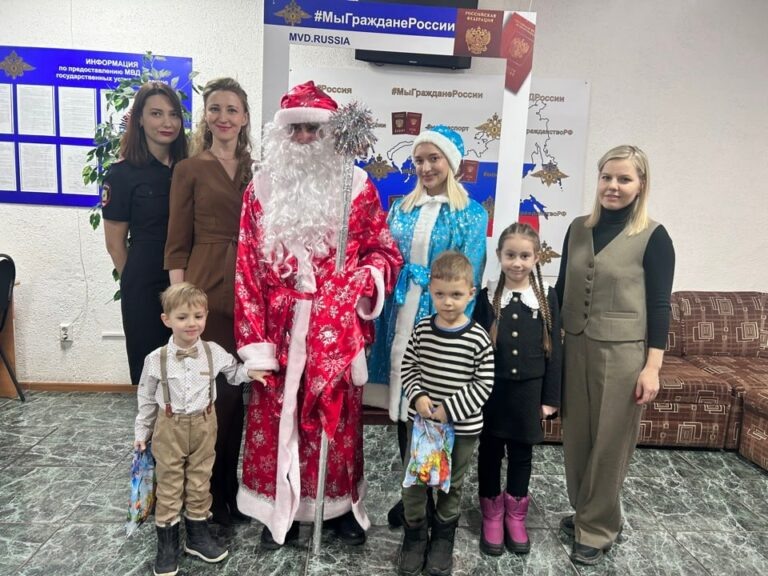    Загранпаспорт от Деда Мороза. Зимний волшебник встречал детвору в отделе миграции Орска Марина Шарт