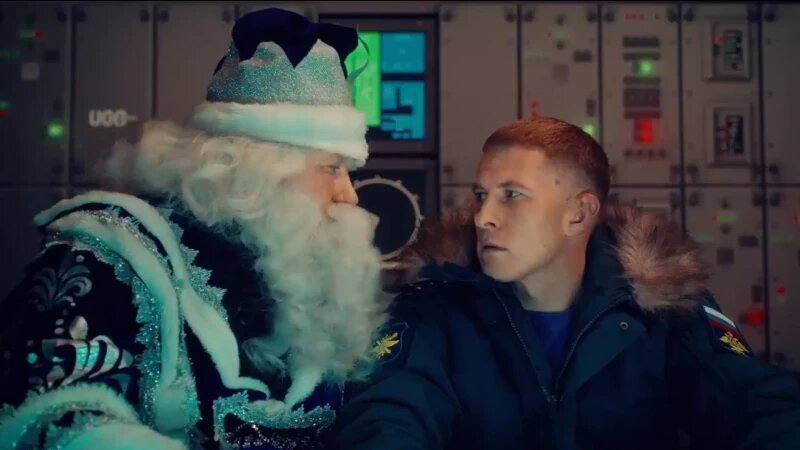     Дед Мороз уничтожает Санта-Клауса. Скриншот из вирусного ролика