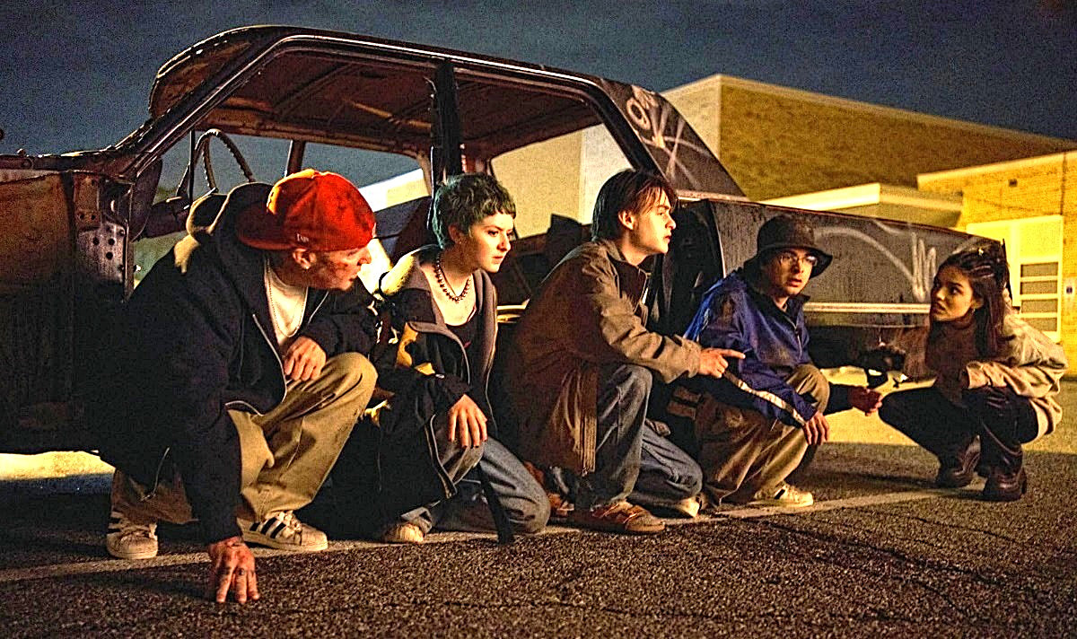 Изображающий самого себя-29-летнего, 54-летний вокалист Limp Bizkit Фред Дёрст (в красной кепке) - фанаты будут в восторге. 