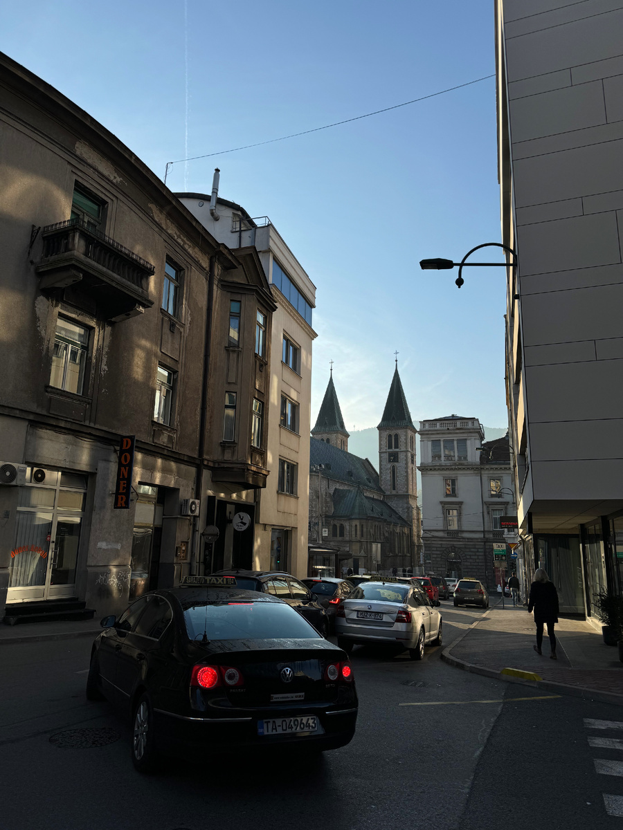 Утром идём за машиной в отель Holiday, а на улице пробочки