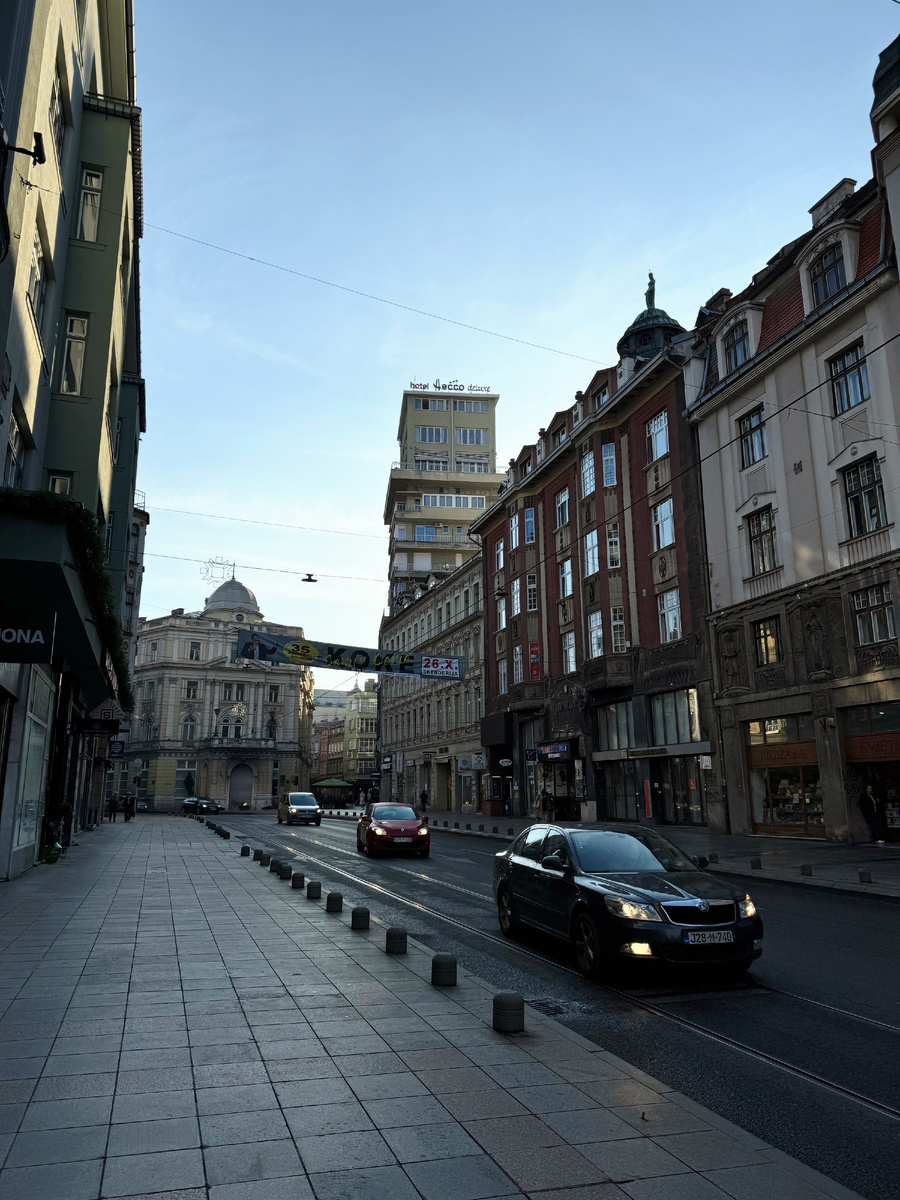 На угловом противостоящем здании виднеется огонёк на первом  - это Вечный огонь