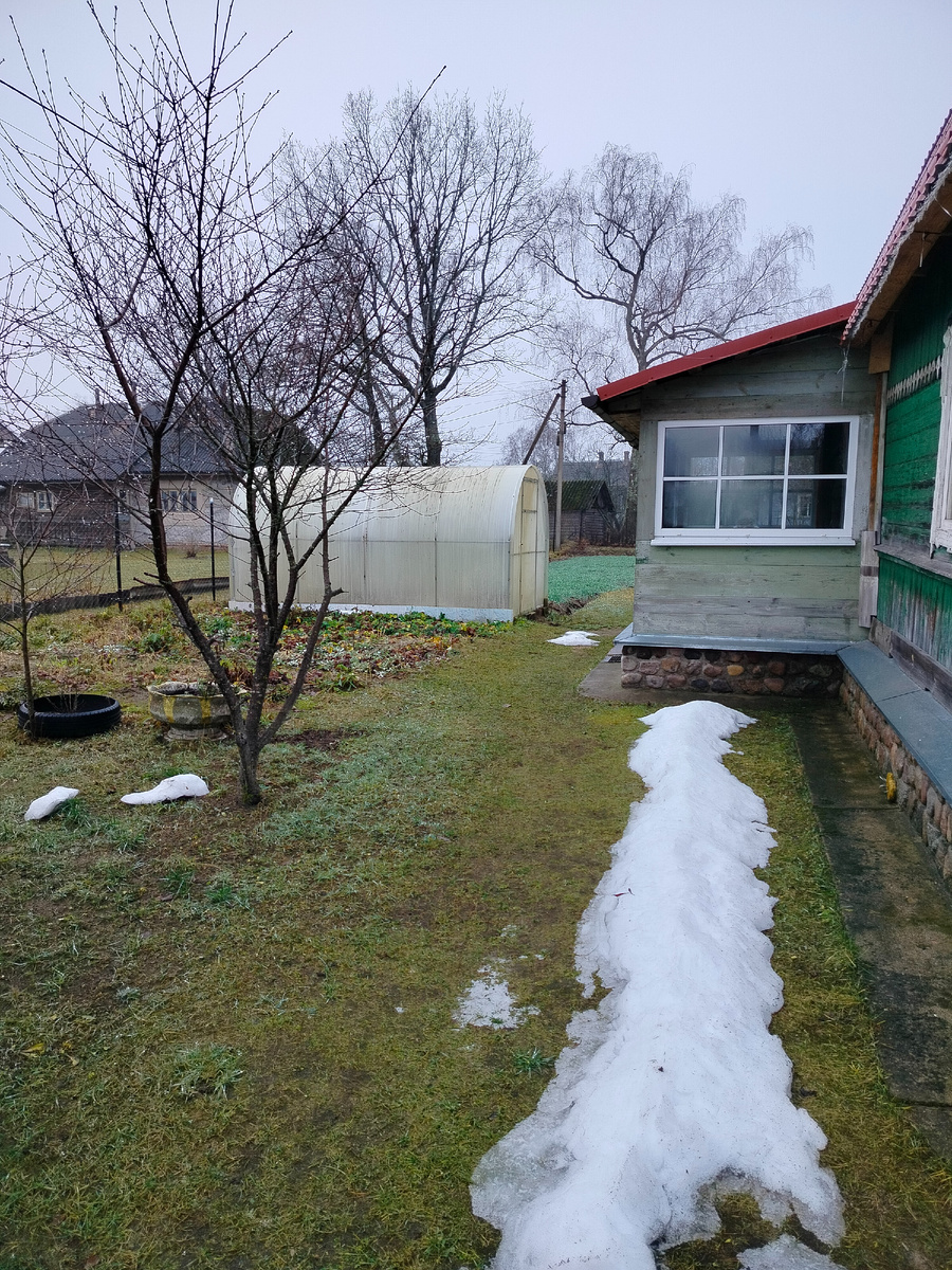 Снег, съехавший с крыши, ещё держался