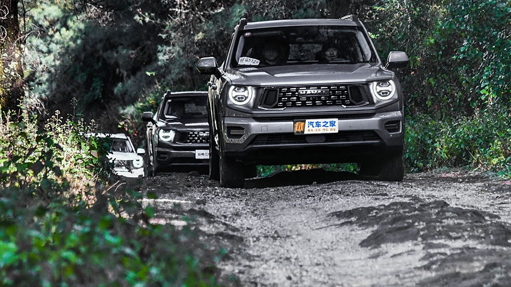 Haval H7 подходит для передвижения по проселочным дорогам, но его внедорожные возможности не следует преувеличивать