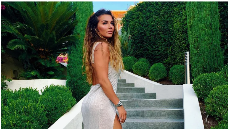 Я никогда не была поклонницей творчества Анны, но как женщина она мне всегда нравилась - яркая, сильная, знающая чего хочет, к чему идет, и как это получить - без нытья, жалости и прочих запрещенных приемов