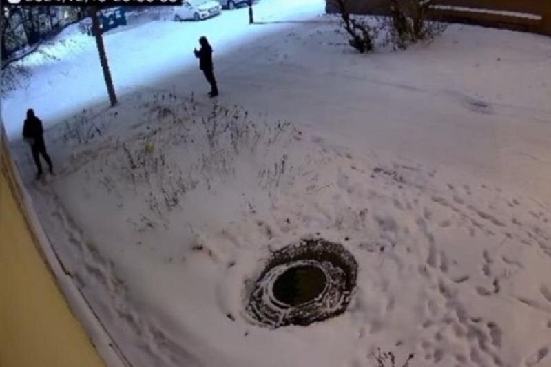    © Скриншот видео telegram-канала «Инцидент Нижний Тагил» / Жители дома на улице Шевченко, 7 боятся повторных визитов юных пироманов