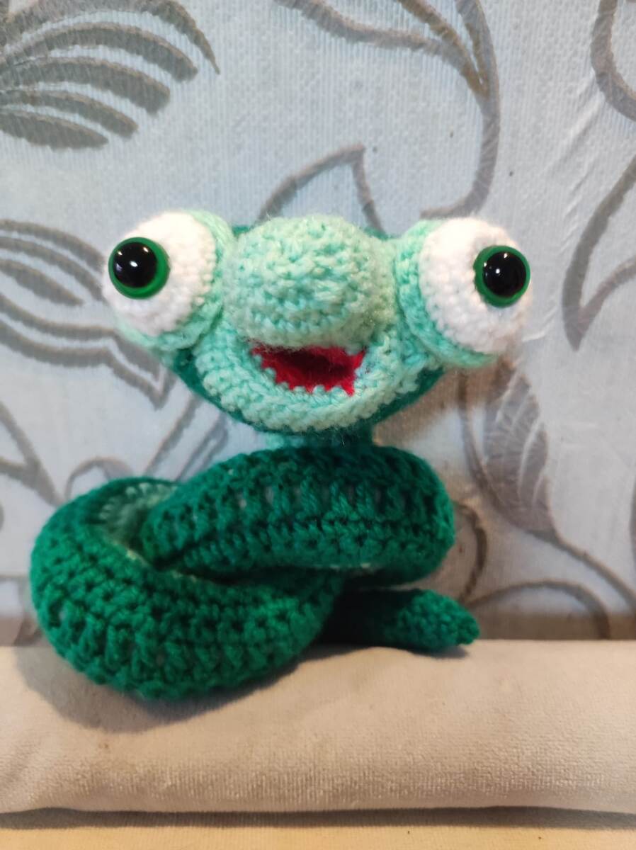 Привет от Ларисы. Подружка своим внукам с подарок вяжет змеек. А вот дарить символ будущего года можно легко и в новогоднюю ночь. 