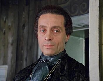 Хотя граф и мошенник, он верит, что сможет вывести формулу, которая вызовет в Марии любовь к нему