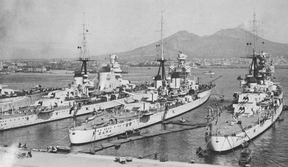 Крейсера типа «Зара» на стоянке в гавани