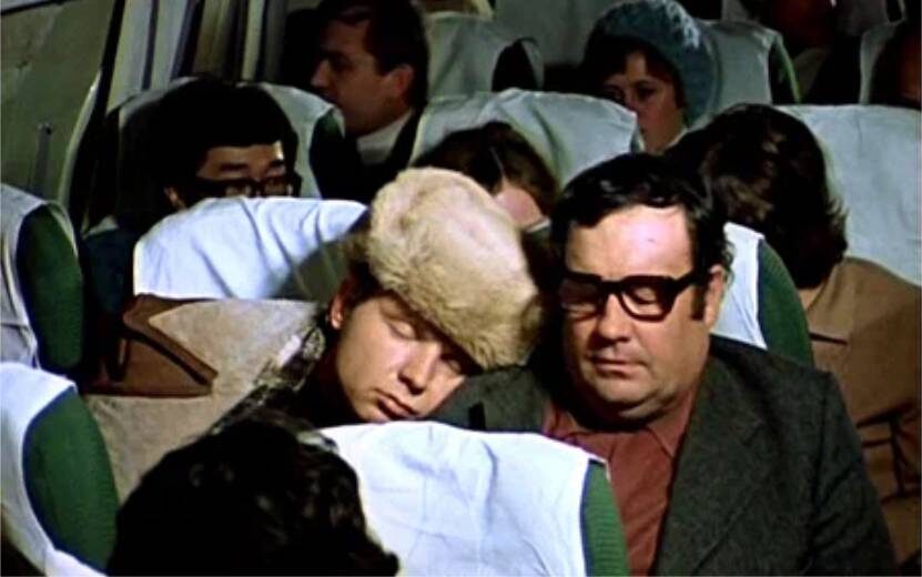  Кстати, пассажира рядом с главным героем сыграл сам Рязанов. На проверке дубля он впервые заметил, что у него проступает лысина, из-за чего расстроился и вызвал гримеров на ковер: «Почему у меня не пойми что на голове?». Фото: Кинопоиск