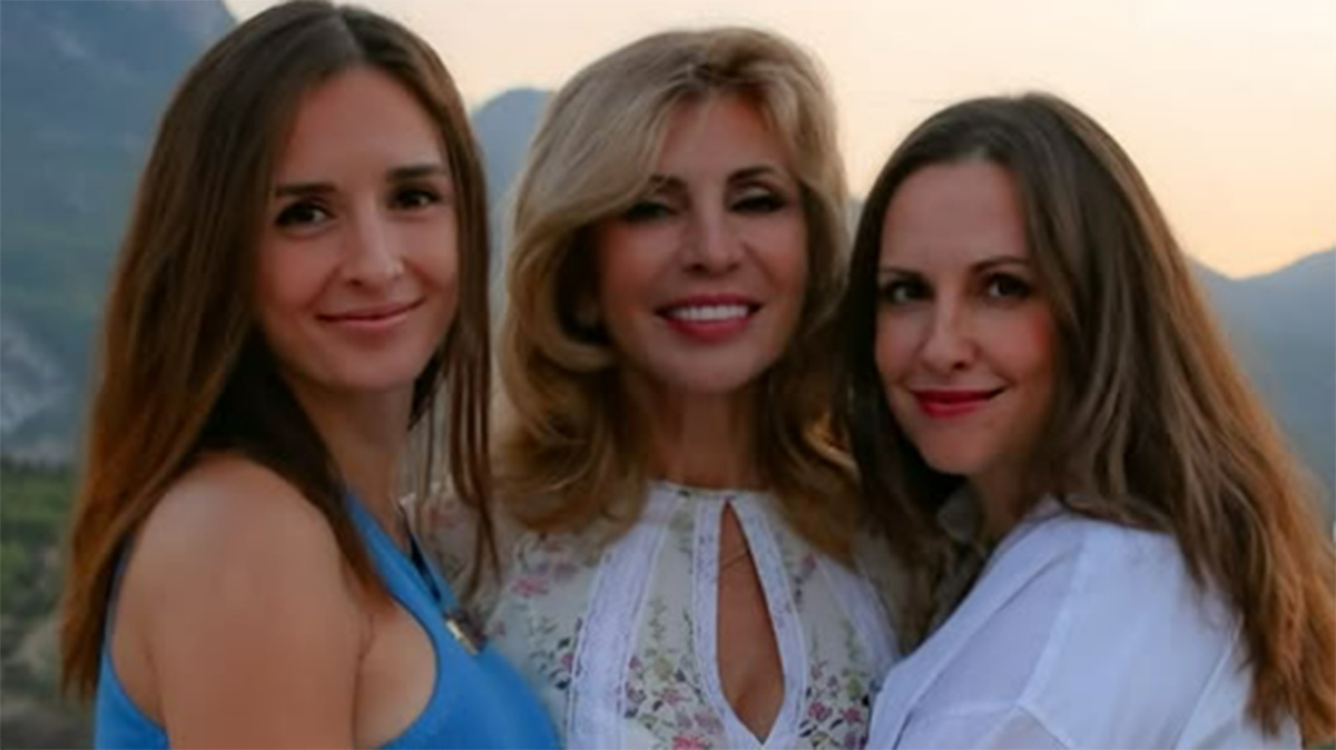 Ирина Агибалова(на фото в центре) с дочками Маргаритой и Ольгой. Фото: соцсети Ольги Гажиенко