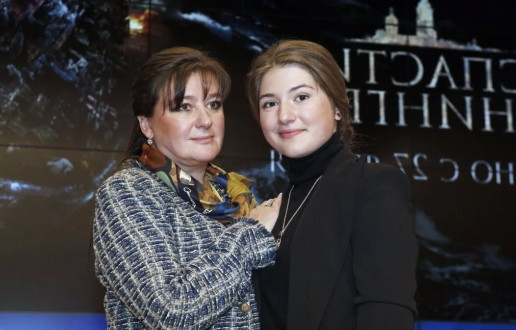 на фото Анасстасия Мельникова с повзрослевшей дочерью 